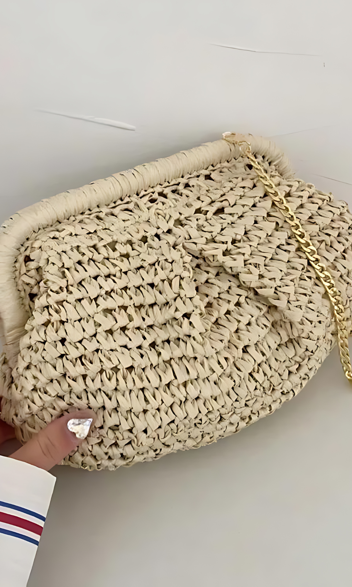TIDE:  Stilvolle Rattan-Clutch